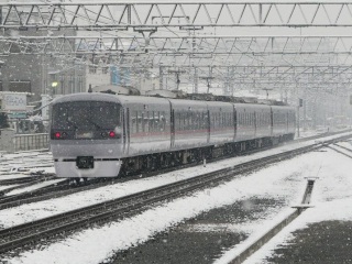 �e��̒��𑖂铌���ߍx�S���f�̊�