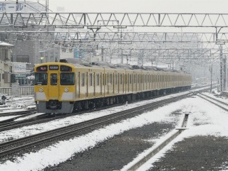 �e��̒��𑖂铌���ߍx�S���f�̊�