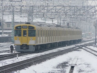 �e��̒��𑖂铌���ߍx�S���f�̊�