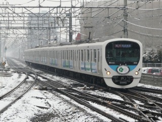 �e��̒��𑖂铌���ߍx�S���f�̊�